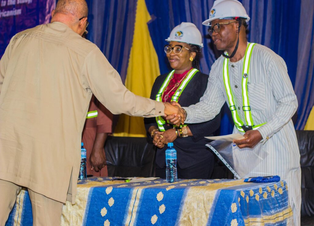 574312457_807956748656811_8349647807148594314_n